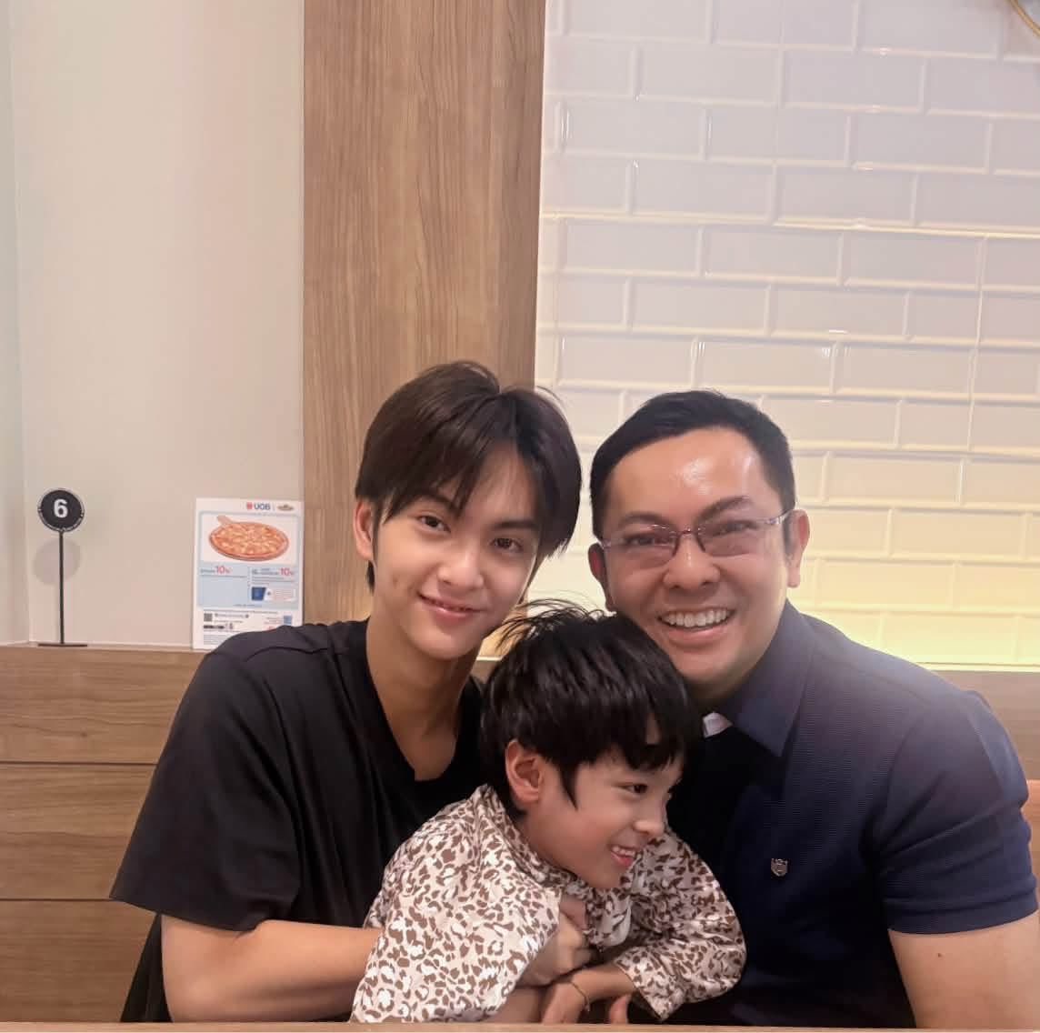 cu_meowper's tweet photo. ป๊าโฟคมาลงรูปกับพี่เป้อน้องวินเนอร์ จบคอนก็เติมครอบครัวเต้มที่เยยนะอ้วม น่ารัก
#COPPERdechawat https://t.co/iN5jIgOctc