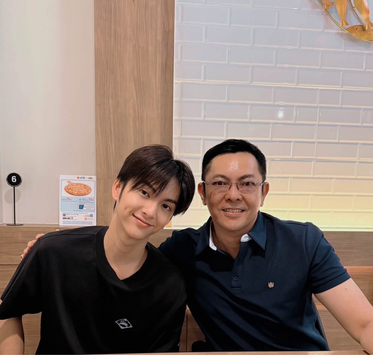 cu_meowper's tweet photo. ป๊าโฟคมาลงรูปกับพี่เป้อน้องวินเนอร์ จบคอนก็เติมครอบครัวเต้มที่เยยนะอ้วม น่ารัก
#COPPERdechawat https://t.co/iN5jIgOctc