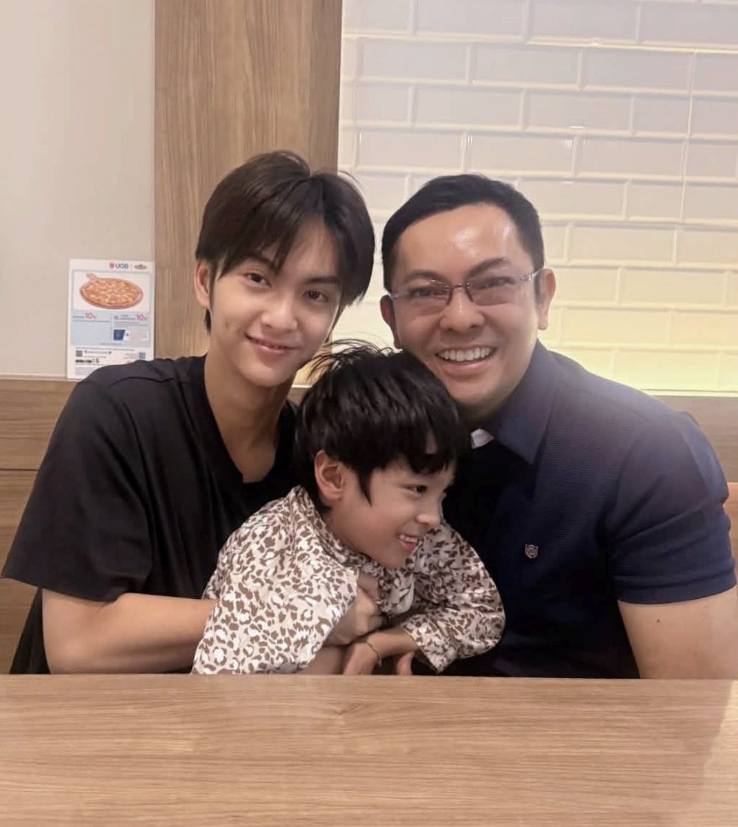 Plengeiizimus's tweet photo. เด็กที่แบ่งเวลาให้ครอบครัวเก่งที่สุดดด น่ารักมากกก วันนี้มาเที่ยวกับคุณพ่อและน้องชายกั๊บ 😻🤍 

#COPPERdechawat https://t.co/bQIX1QVzZb