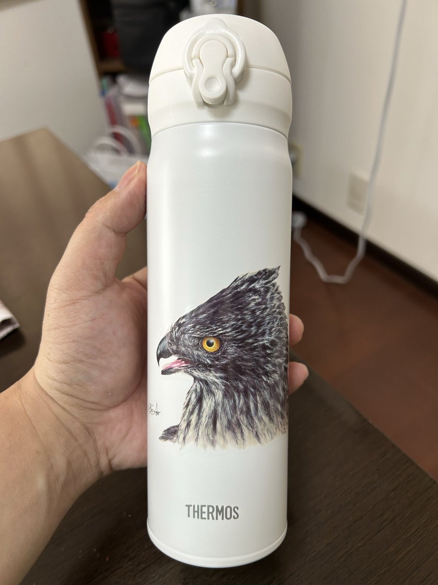asitomo169's tweet photo. 一目惚れして買っちゃった！
サーモスショップ限定品！
前の会社では、会社のロゴが入っているので、捨てることなるし次の勤められるぐらいの時には限定品なので無くってると思い買ってしまった😆
一目惚れと限定品には弱い50代です🤣
#サーモス #クマタカ #限定品
#限定品に弱い https://t.co/k2MMvP8bMg