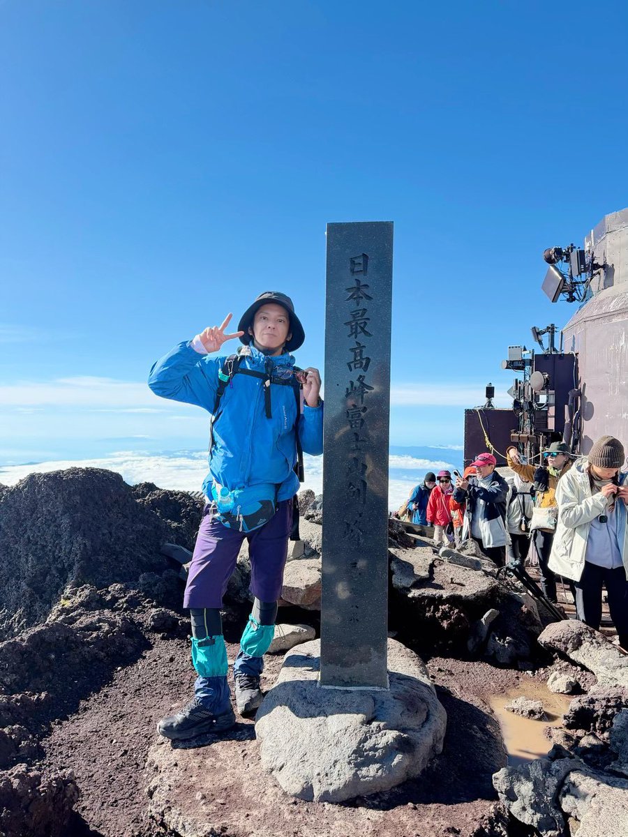 co_0809's tweet photo. 2026年7月28日、29日

刀ステ新選組の仲間達4人で富士山登頂🗻にチャレンジしてきました。

頂上でご来光を拝み
お鉢巡りもできました。

初日は悪天候だったし、富士山🗻を登るのは本当に大変でしたが
日本で一番高い場所からの景色🌅

一生の宝がまたできた。

良いご縁に恵まれてます✨ https://t.co/qdbTtfPLZV