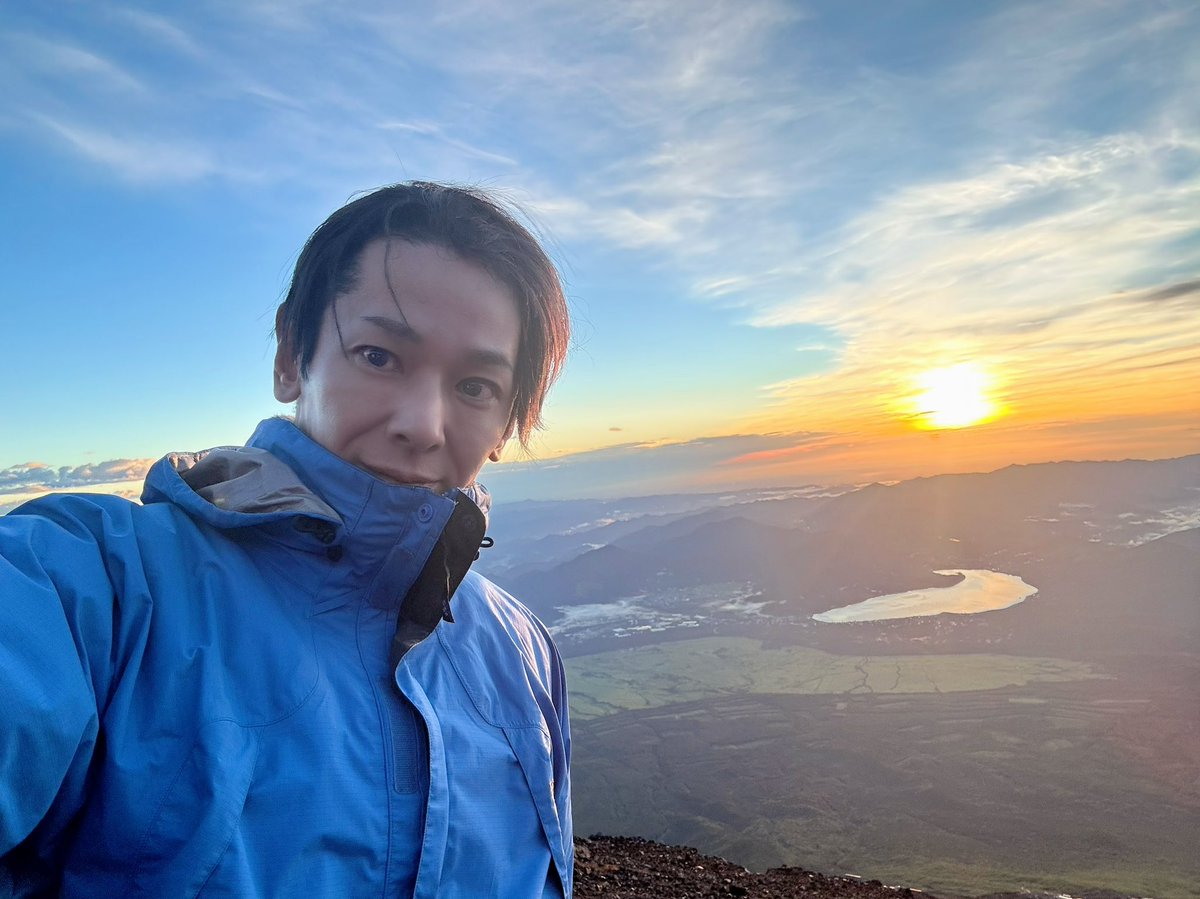co_0809's tweet photo. 2026年7月28日、29日

刀ステ新選組の仲間達4人で富士山登頂🗻にチャレンジしてきました。

頂上でご来光を拝み
お鉢巡りもできました。

初日は悪天候だったし、富士山🗻を登るのは本当に大変でしたが
日本で一番高い場所からの景色🌅

一生の宝がまたできた。

良いご縁に恵まれてます✨ https://t.co/qdbTtfPLZV