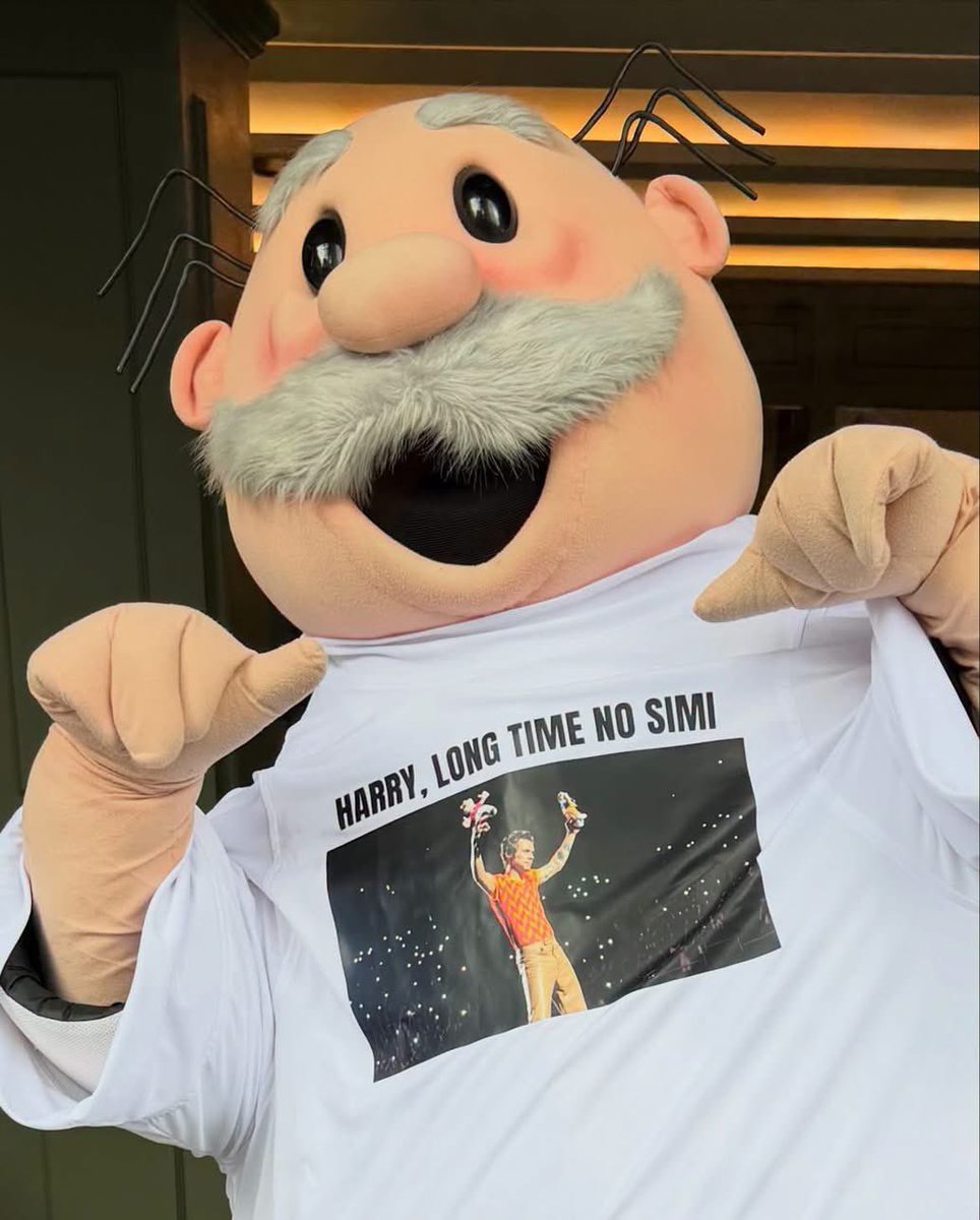 loveonlivv's tweet photo. es lo más bonito que vi hoy, el dr simi usando una playera con harry sosteniendo sus muñecos en el love on tour 🥹✨ https://t.co/C5qhetGPE9