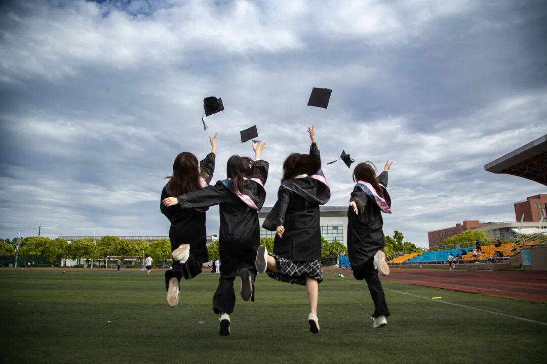JesseniaSwarn's tweet photo. Graduation check  Tossing my cap high to the golden sunset with the best crew—four years of late-night study sessions, messy canteen runs and unforgettable laughs. On to the next chapter! https://t.co/o5BDApl1zT