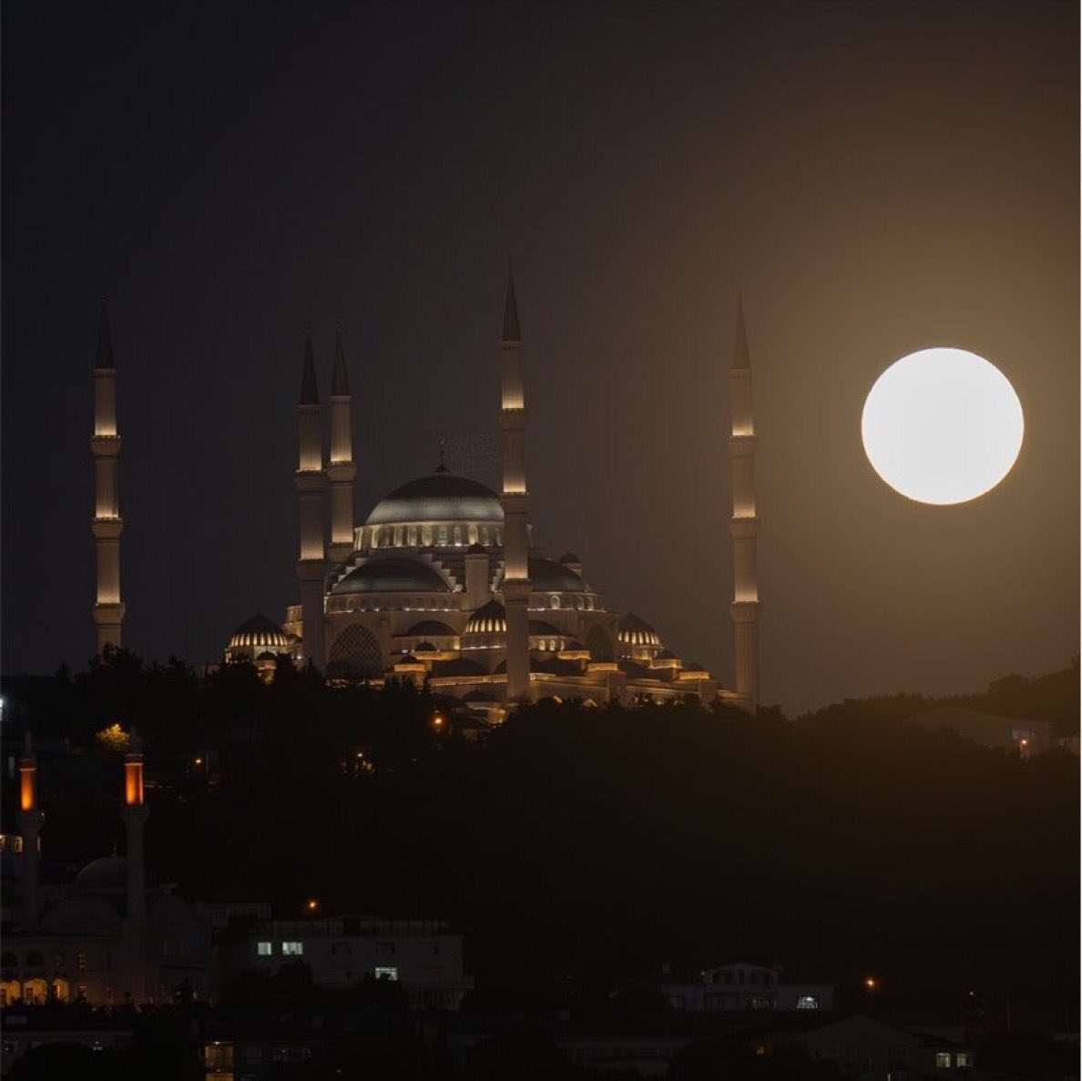 sorgutvcomm's tweet photo. İstanbul'da dolunay, Büyük Çamlıca Camii ile birlikte görüntülendi. https://t.co/YbXovOw72z