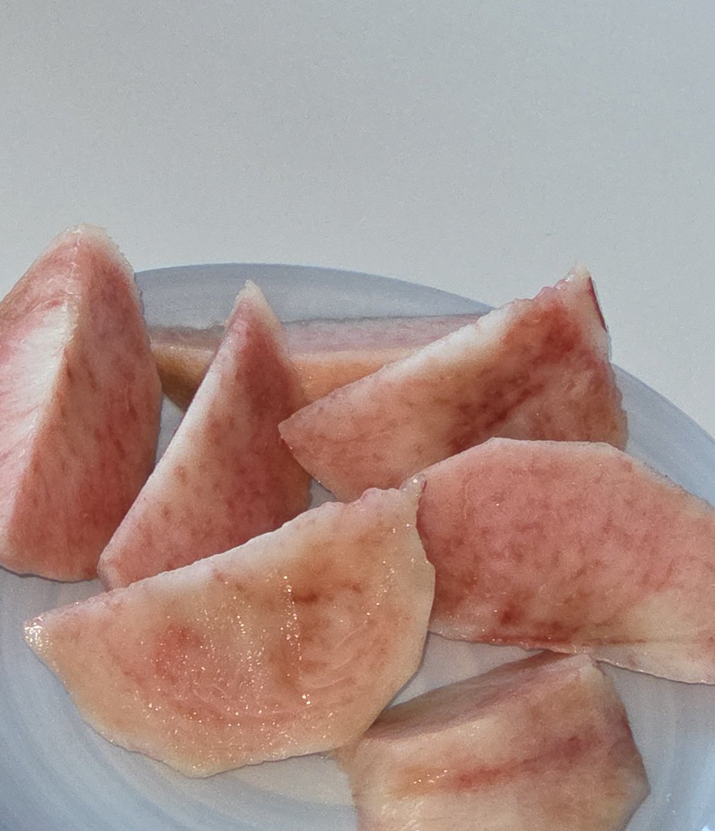Hamdd0ng's tweet photo. 엄마가 복숭아 깎아줌 https://t.co/f5VX7PsHD9