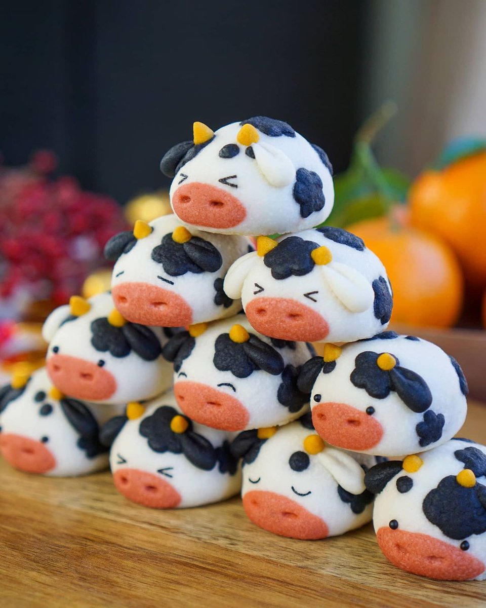 sweetxdessert's tweet photo. cow-shaped cakes https://t.co/LnWaI9uGOk