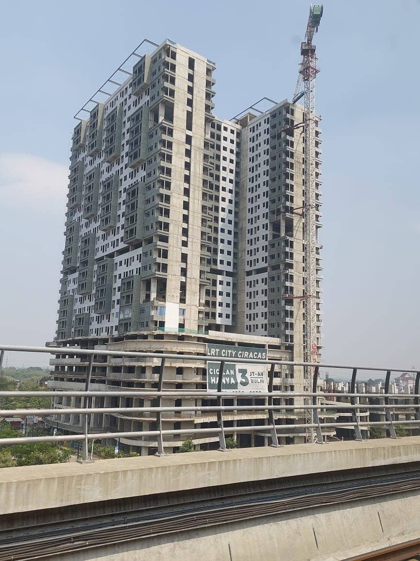 txttransportasi's tweet photo. Kirain apartemen LRT City di Ciracas progresnya udah mau selesai, ternyata malah mangkrak. Pantes ramai berita konsumen minta pengembalian dana.

Pahitnya lagi saat ini likuiditas Adhi Commuter Properti (ADCP) sedang memburuk. Arus kas operasional (cashflow) tercatat negatif, minus sekitar Rp900 juta dan diperkirakan akan terus bertambah setiap bulan.

Dengan kondisi yang seperti ini dipastikan dana konsumen akan sangat sulit untuk kembali.

Berharap bisa dapat apartemen yang nempel sama LRT Jabodebek tapi malah berujung kayak gini.