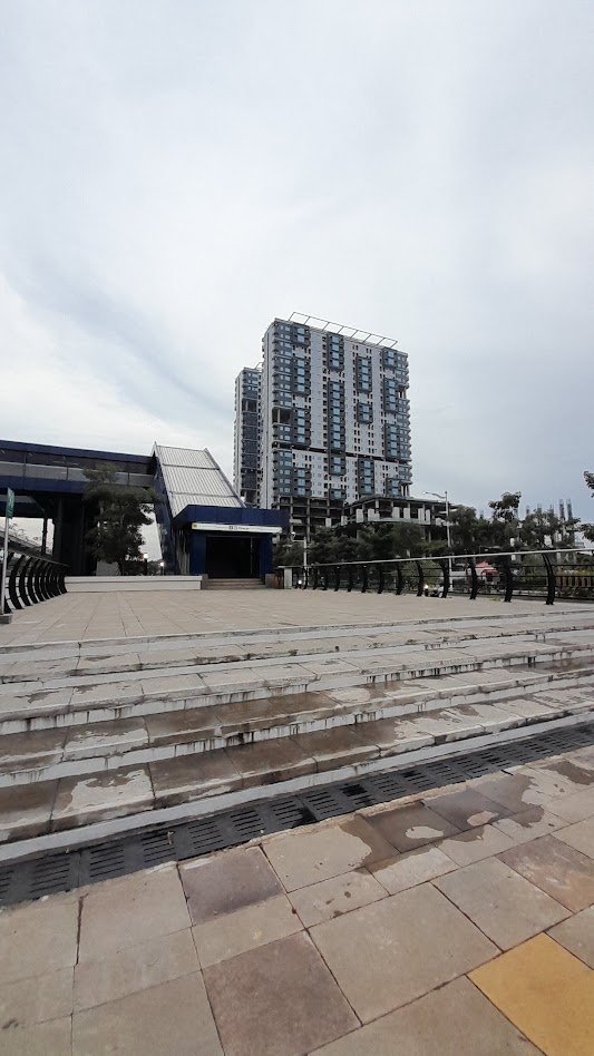 txttransportasi's tweet photo. Kirain apartemen LRT City di Ciracas progresnya udah mau selesai, ternyata malah mangkrak. Pantes ramai berita konsumen minta pengembalian dana.

Pahitnya lagi saat ini likuiditas Adhi Commuter Properti (ADCP) sedang memburuk. Arus kas operasional (cashflow) tercatat negatif, minus sekitar Rp900 juta dan diperkirakan akan terus bertambah setiap bulan.

Dengan kondisi yang seperti ini dipastikan dana konsumen akan sangat sulit untuk kembali.

Berharap bisa dapat apartemen yang nempel sama LRT Jabodebek tapi malah berujung kayak gini.