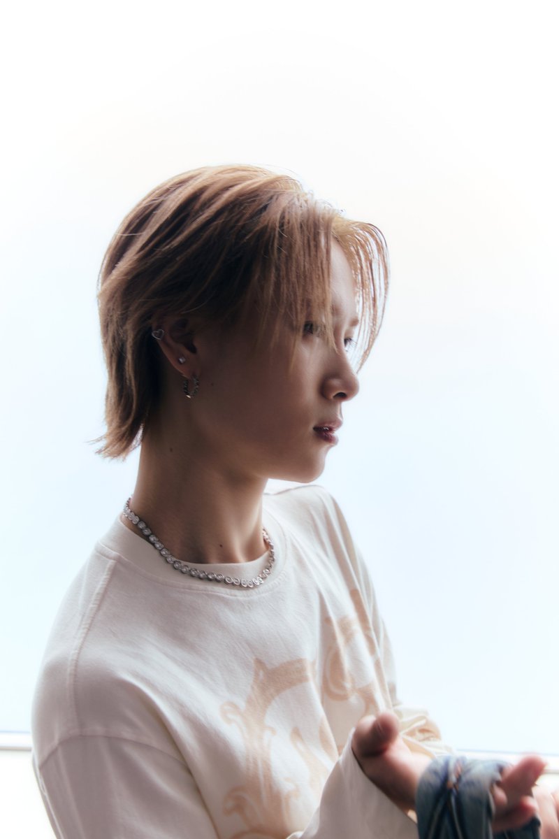 Droptokyo's tweet photo. HIROTO／アーティスト
https://t.co/YchnTDDofz
2002年1月30日生まれ、愛知県出身。4人組ボーカル＆ラップグループ WOLF HOWL HARMONY (ウルフ ハウル ハーモニー) のメンバー。趣味はカフェ巡りとアニメ鑑賞。アクセサリーを集めることも好きで、アクセサリーを取り入れたファッションを楽しんでいる。最近は、9月よりスタートする WOLF HOWL HARMONY 初の単独ツアーに向けて活動中。

トップス、バッグ／DIESEL
パンツ／JADED LONDON
ウォレットチェーン／KAMIYA
シューズ／Balenciaga

#droptokyo #ストリートスナップ #WOLFHOWLHARMONY