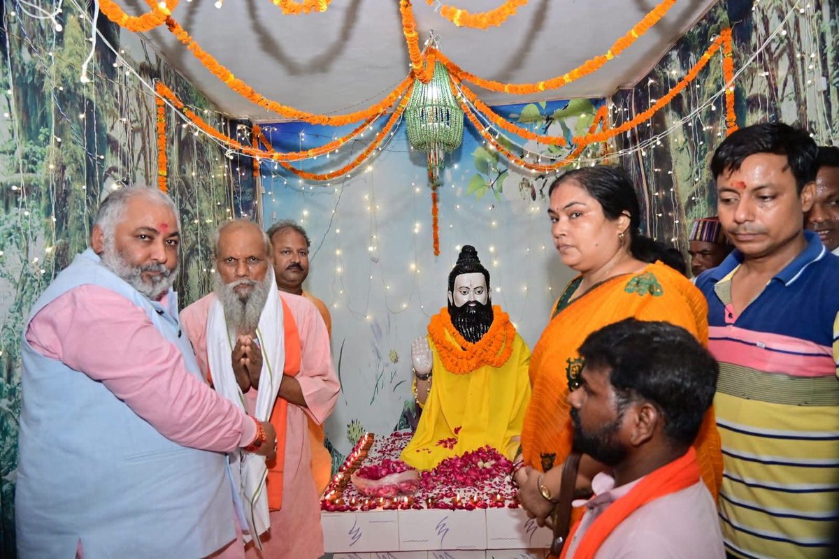 SurajBallia's tweet photo. एस.सी. कॉलेज चौराहा स्थित संत शिरोमणि गुरु रविदास जी की 650वीं जयंती महोत्सव के शुभारंभ अवसर पर आयोजित दीपोत्सव कार्यक्रम में मा० परिवहन मंत्री श्री Dayashankar Singh जी के साथ सम्मिलित होकर दीप प्रज्वलित किया तथा संत शिरोमणि गुरु रविदास जी के श्रीचरणों में श्रद्धासुमन अर्पित किए https://t.co/NcA0wjxEHN