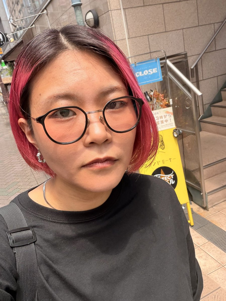 shiband's tweet photo. 髪の毛がピンクだ〜なんてこった〜かわいい〜金か金黒で悩んでたのに〜いつもながら美容師さんにおまかせ
ぎっくり腰つらたんなので見た目をアップデートすべく、、
先日はネイル、いづみは天才 https://t.co/KaiEhsyYfA