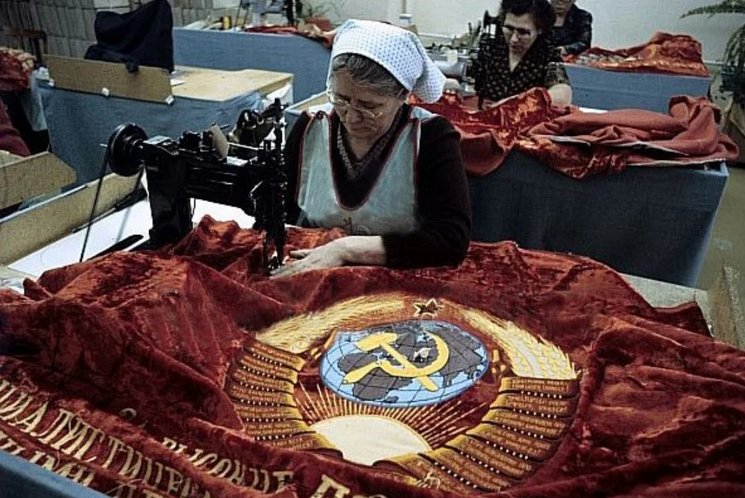 VicenteLopez007's tweet photo. Confección de banderas sovieticas.
URSS 1980st https://t.co/0NAMuaYva7