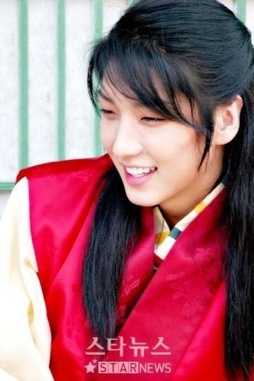 on04us's tweet photo. 长得完全跟九尾狐一样迷人，笑起来却给人一种纯洁又甜美的感觉……ㅠㅠ 我这辈子能隔着屏幕看到这张脸都算值了
#LeejoonGi #イ・ジュンギ #이준기 https://t.co/2vMYwku0gI