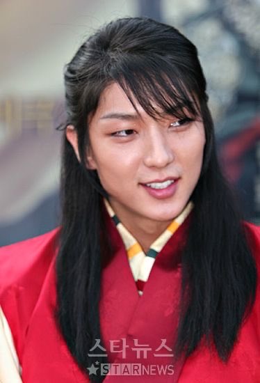 on04us's tweet photo. 长得完全跟九尾狐一样迷人，笑起来却给人一种纯洁又甜美的感觉……ㅠㅠ 我这辈子能隔着屏幕看到这张脸都算值了
#LeejoonGi #イ・ジュンギ #이준기 https://t.co/2vMYwku0gI