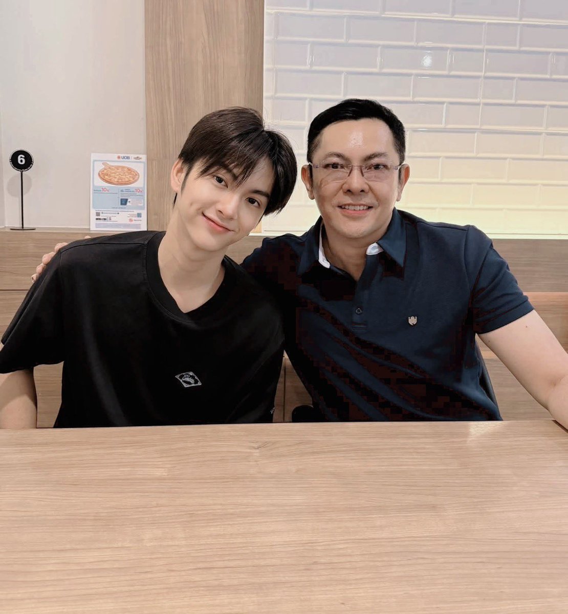 cu_meowper's tweet photo. เข้าใจเจ้แคนทุกอย่างว่าทำไมเฉยๆกับผู้ชายหล่อทุกคนเห็น ก็ดูพ่อกับพี่ชายเค้าสิ้
#COPPERdechawat #CHIQUITA https://t.co/H699T6RuwB