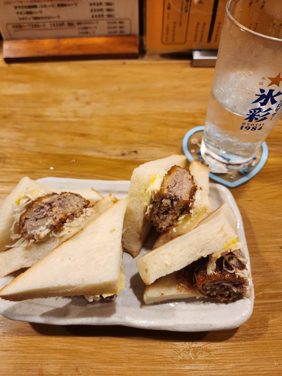 sakitty999's tweet photo. 7/27月曜日の呑喜のまかない🍴

あの伝説のコラボ再び！！！！
マルミヤパンさんの食パン🍞を使ったメンチカツサンド😭♥️
特別にまかないで出して頂きました😭
店長ありがとうございます✨️
月曜日はずーっとカツサンドあるよもう食べられないよって言っておみせの中歩いて良かった(笑)
今日は、、、 https://t.co/sCBf4ZCizo