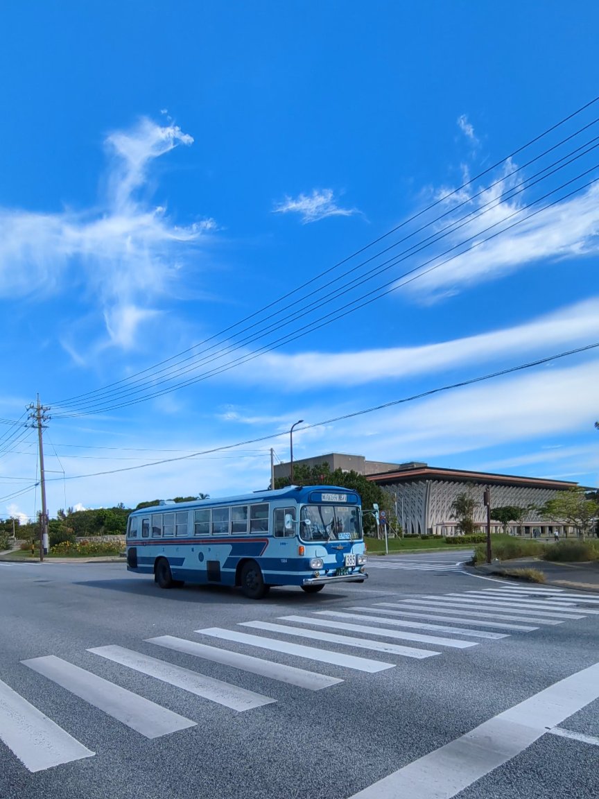 okinawa_bus's tweet photo. 【#沖縄バス/メッセージ】

本日、特別運行した「ナナサンマルバス」🚌💨
たくさんの方にご乗車いただき、ありがとうございます✨

車内に響く昔ながらのエンジン音やレトロな座席の雰囲気、楽しんでいただけましたか？

みなさまにとって、素敵な思い出のひとときになっていますように…。 https://t.co/hb0rkv3luQ
