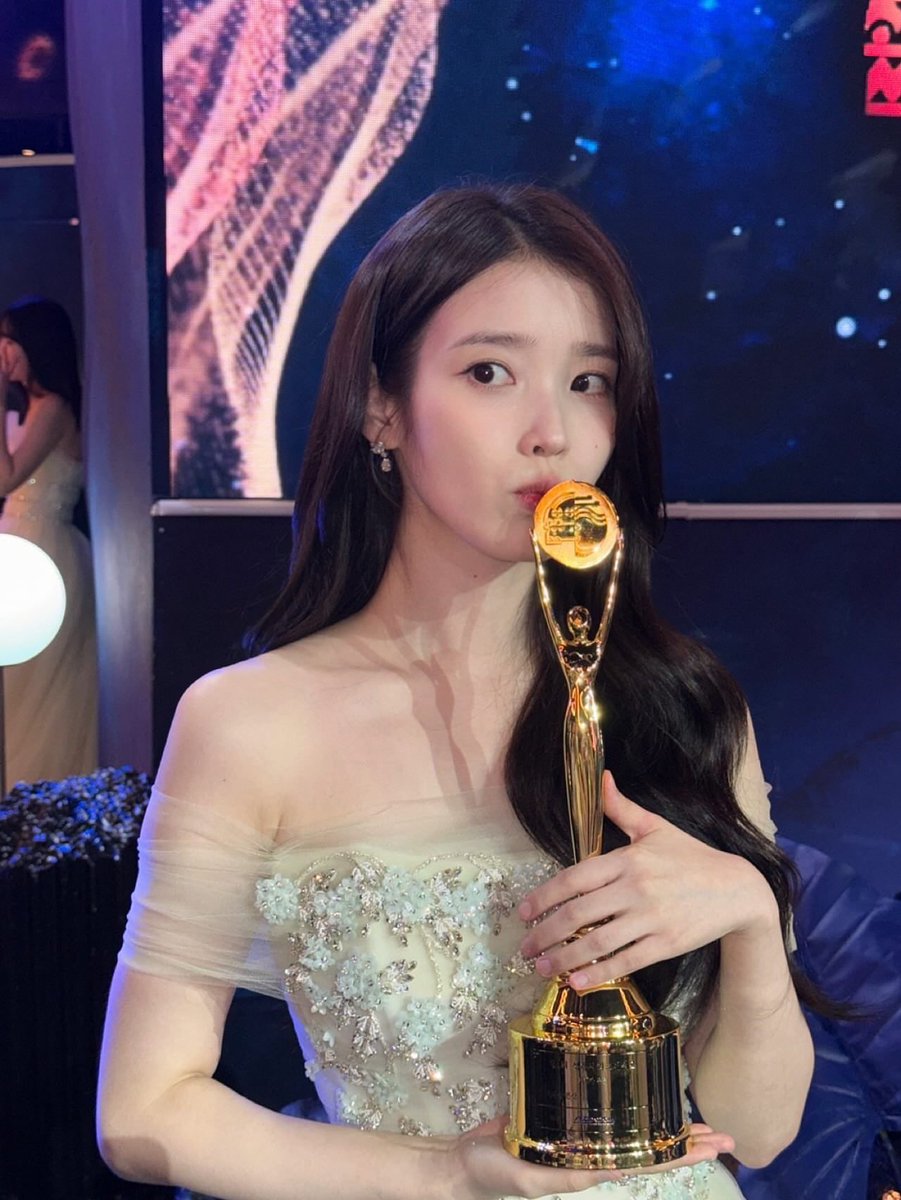 iuedelweiss's tweet photo. 아이유, 내일(7/31) 제5회 청룡시리즈어워즈 시상식 시상자로 참석 확정

IU is confirmed to attend the 5th Blue Dragon Series Awards ceremony on July 31 as a presenter.

📆 2026.07.31 (Fri) 20:30 KST*
*Main Ceremony / 본식 시작 기준

📍 인천 파라다이스시티 (Paradise City, Incheon)

📺 생중계 | Live
🇰🇷 국내: 치지직, KBS 2TV
🌐 Global: PRIZM App

#아이유 #IU #청룡시리즈어워즈