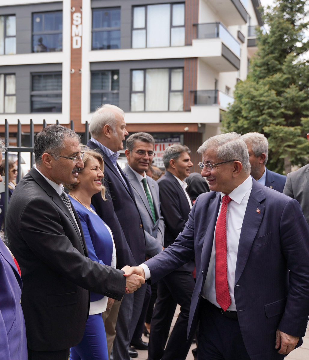 RBekiroglu's tweet photo. KAMUOYUNA ;

Bu ülkenin siyasetine yeni anlayış ,yeni bir ufuk çizerek Siyasi Ahlakın ön plana alındığı ,adalet  ,demokrasi  ve vatandaşlarımızın refah seviyesinin yükseltmek,eşit yurttaşlık düsturu ile başladığımız Gelecek Partimizde siyasi yolculuğa yeri yıl sonra bir es veriyoruz 

Sayın Prof Dr Ahmet Davutoğlu beyin önderliğinde kurulan Gelecek Partisi Kurucusu ,akabinde Genel Başkan Yardımcısı olduğum partimiz de Türkiye’de siyasi sistemin büyük bir çıkmaza sürüklendiği, bir tarafta gücün tekelleştiği, diğer tarafta ise alternatif siyasal güçleri etkisizleştiren bir parçalanmanın yaşandığını üzülerek görmekteyiz. Bu şartlar altında mevcut siyasi iklimin bir parçası olmanın doğru olmadığı kanaatindeyiz 
  Evvel  Refik ,bade’l tarik diyerek bu yolda yürüdüğüm tanıdığım tanımakla gurur duyduğum tüm yol arkadaşlarıma teşekkür ederim.

@GelecekPartiTR 

@Ahmet_Davutoglu