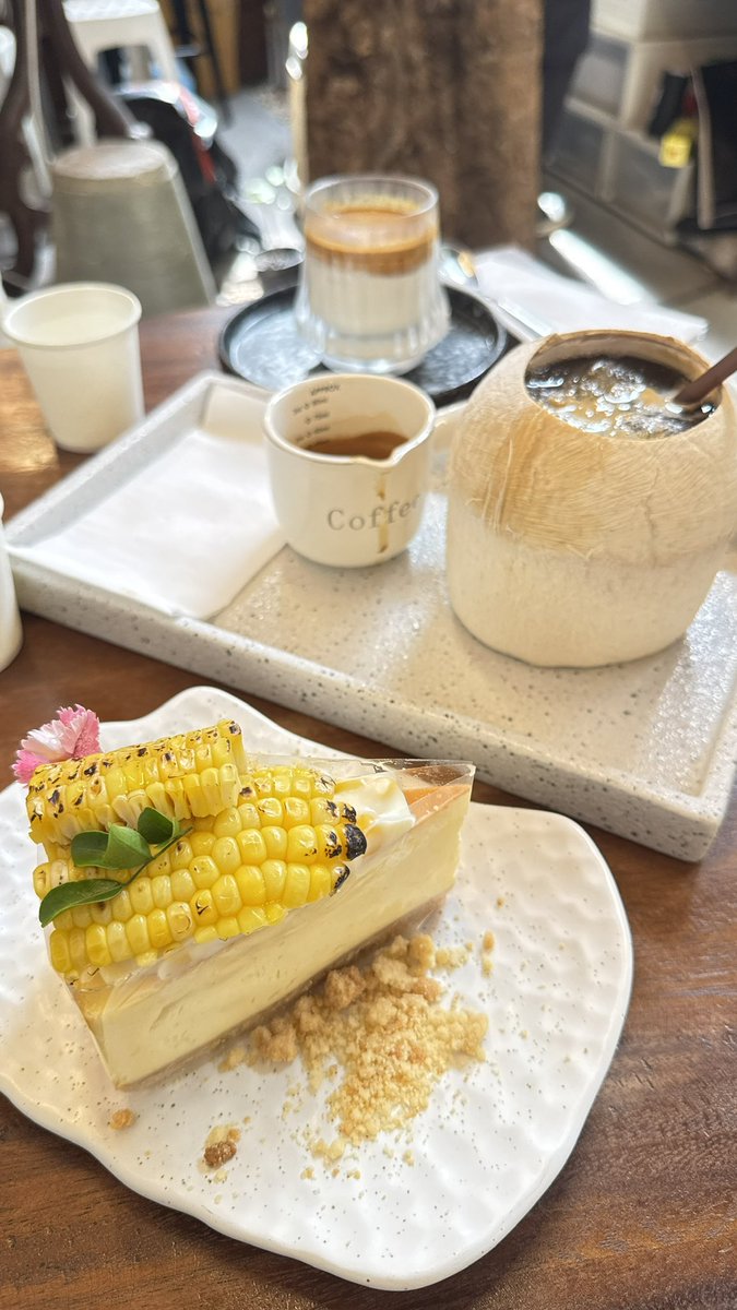 iamkoyjung's tweet photo. 🍃☕️แนะนำร้าน“ตามใจคาเฟ่“หรื“ลุงชงชา”แถวห้วยขวาง ร้านคาเฟ่ในสวนบรรยากาศดีชิลล์ๆมีพื้นที่สีเขียวกว้างขวางมาก มีเสิร์ฟทั้งอาหารคาวจานเดียว/ ขนมเค้ก/กาแฟ/น้ำผลไม้/ชาจีนและชาเขียวมัจฉะหายากมีทุกแนวทุกโทนสามารถสอบถามคุณลุงแนะนำเรื่องชาได้คุยเพลินมาก มีเอ้าท์ดอร์และห้องแอร์ด้วย🍵🥰🍰 https://t.co/udv96o2zaB