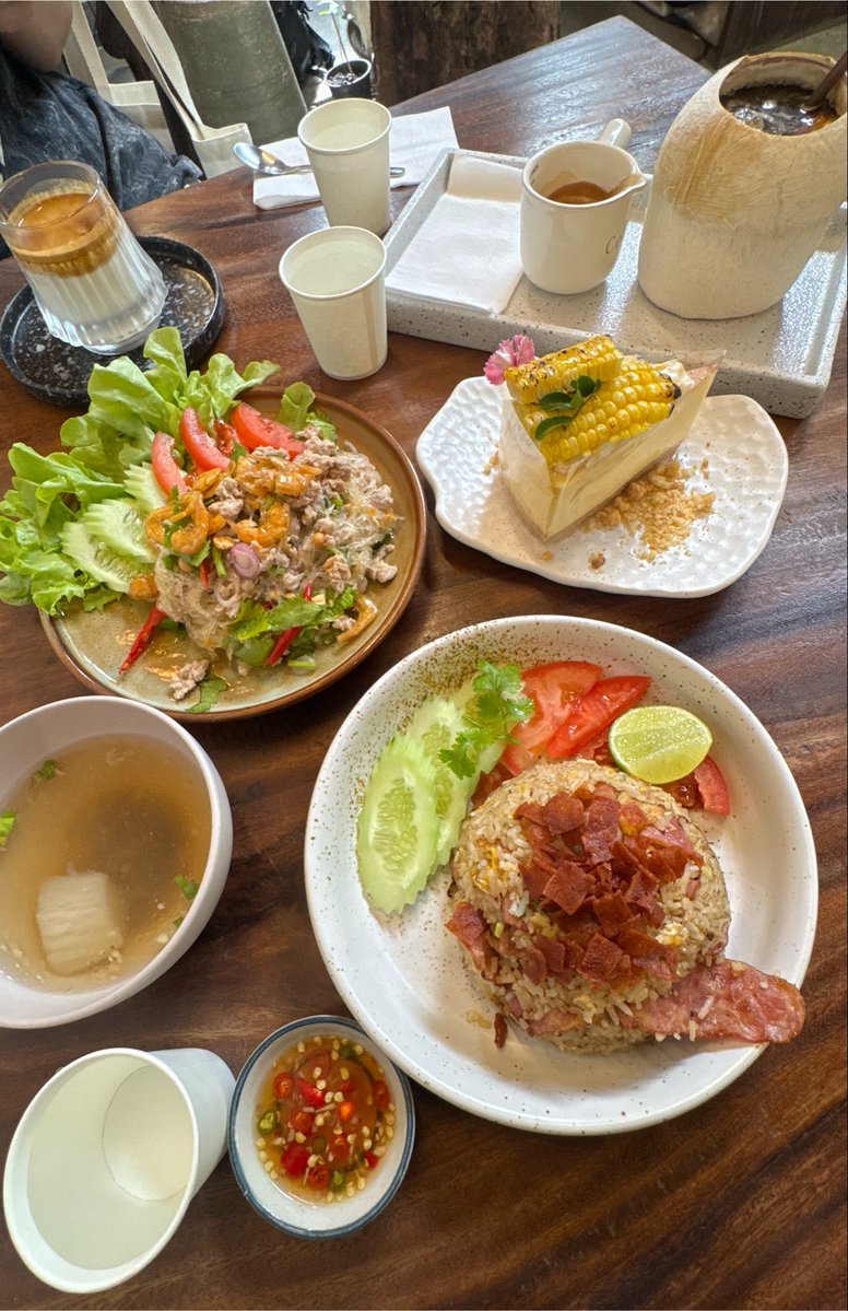 iamkoyjung's tweet photo. 🍃☕️แนะนำร้าน“ตามใจคาเฟ่“หรื“ลุงชงชา”แถวห้วยขวาง ร้านคาเฟ่ในสวนบรรยากาศดีชิลล์ๆมีพื้นที่สีเขียวกว้างขวางมาก มีเสิร์ฟทั้งอาหารคาวจานเดียว/ ขนมเค้ก/กาแฟ/น้ำผลไม้/ชาจีนและชาเขียวมัจฉะหายากมีทุกแนวทุกโทนสามารถสอบถามคุณลุงแนะนำเรื่องชาได้คุยเพลินมาก มีเอ้าท์ดอร์และห้องแอร์ด้วย🍵🥰🍰 https://t.co/udv96o2zaB