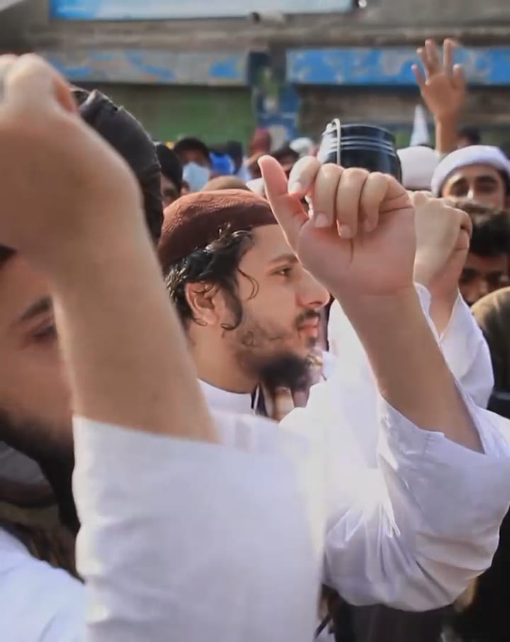 Sehr_WWM's tweet photo. ہم کتابوں میں اپنے بڑوں کے کارنامے پڑھتے تھے اور سوچتے تھے وہ کیسے عظیم لوگ تھے🍁🤍
`آج اپنی آنکھوں سے اُن کے وارث دیکھ رہے ہیں`✨💯 https://t.co/fPSvNf2ezt