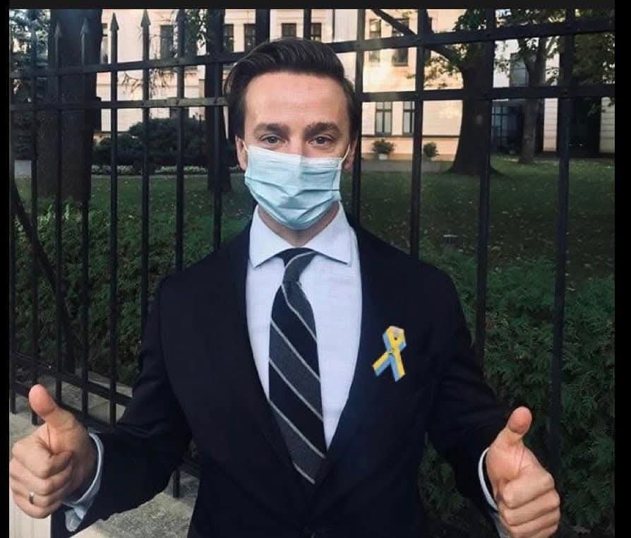 SiewcyPrawdy's tweet photo. Krzysztof Bosak – człowiek, który z dumą zakładał maseczkę. Ten sam, który krzyczy o polskiej suwerenności, z ukraińską wstążką na klapie marynarki. W imię czego? Zasad? Przekonań? Czy może politycznej kalkulacji?

Polacy mają niestety krótką pamięć. Łatwo dają się oczarować „nowemu wizerunkowi” starych twarzy. Ale zmiana maseczki nie oznacza zmiany charakteru, a przypięta wstążka nie przykryje ideologicznych zygzaków.

Farbowane lisy jak zawsze zmieniają kolory, ale jedno pozostaje niezmienne — ich instynkt przetrwania. I nasza łatwowierność.

Obudźmy się, zanim kolejny teatr polityczny pochłonie prawdę.

https://t.co/gML3pgKoDt 
https://t.co/vk7wyIHJwq