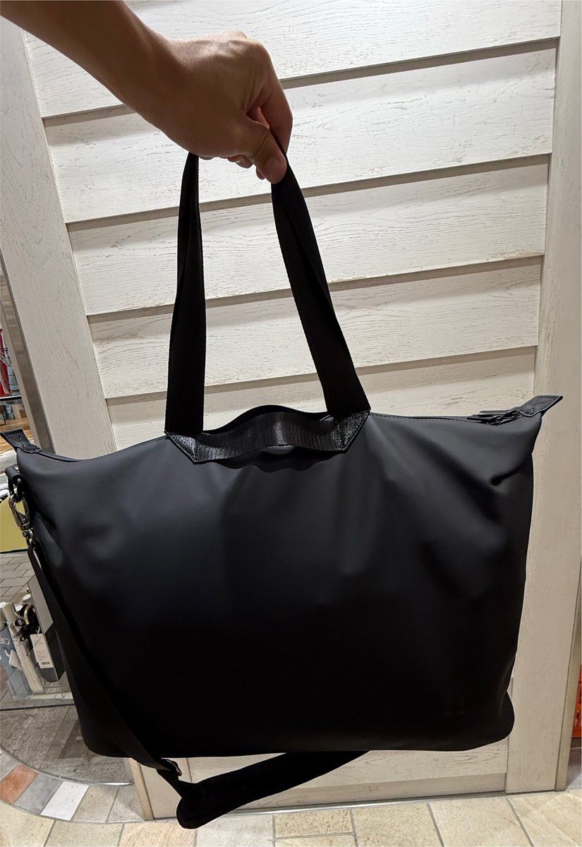 RyoheiAsahi's tweet photo. 3代目おにゅーセラピバッグ
※軽量化、縮小化に成功！

・防水加工(雨でも中身が濡れない)
・3way(手持、トート、ショルダー)

弱点:傷には弱そうw

この中にタオル2枚、魔法の絨毯🪄
全てのものが入ってます🧳
良き良き🤤♥️ https://t.co/LSHfY4Q5ng