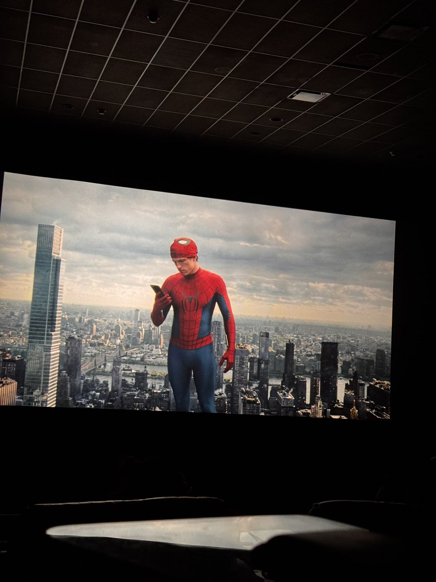 ludaloma's tweet photo. SPIDER-MAAAAN ES SPIDER-MAN AAAAAA SPIDER-MAN QUE BUENA PELÍCULA AY WEY ME PROYECTO https://t.co/in6IuHdqtu