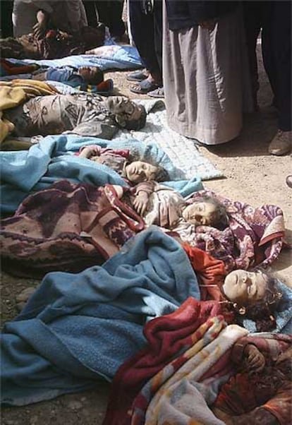 Radiactive_666's tweet photo. @AndresB_Cu Los dos son pedófilos y asesinos de niños, arriba a la izquierda esta NETANYAHU con un niño y a la derecha son niños muertos en irak https://t.co/tAQy6qNHSJ