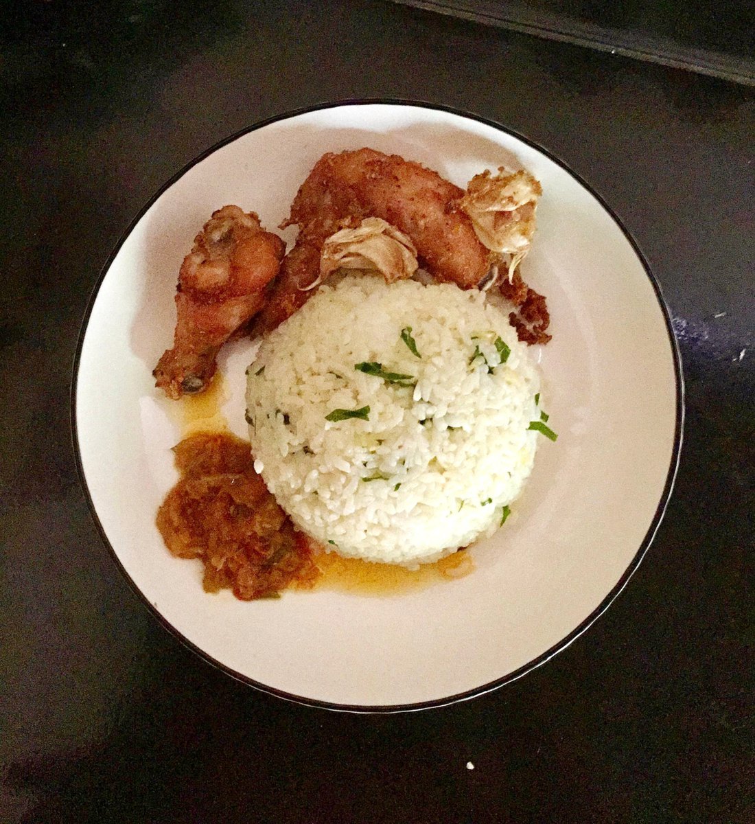 foxieaby's tweet photo. berhasil one shoot bikin ayam goreng bawang putih yang kata orang tricky itu https://t.co/ZSxSXJ491l