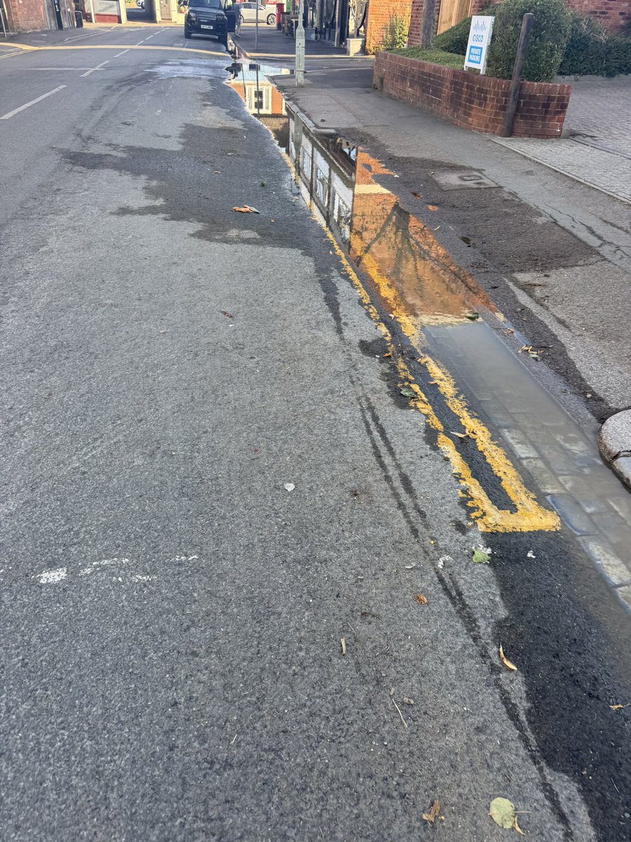 guygarnett's tweet photo. @AffinityWater for 4 days there have been 2 major water leeks. Just imagine all of that water that could be been saved. https://t.co/z3TtLBJJme