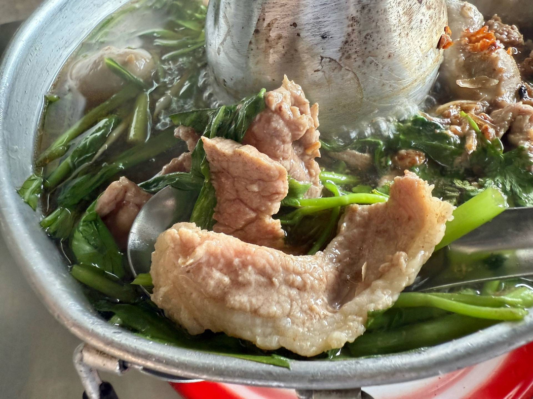 wongnai's tweet photo. "เกาเหลาเนื้อที่หนึ่งในใจตลอดกาล มันอร่อยมาก โดยเฉพาะเกาเหลาเนื้อแบบเป็นหม้อไฟ กินกับข้าวสวยซักถ้วย คือฟินมาก น้ำซุปรสชาติเข้มข้นกลมกล่อมหอมเครื่องยาจีน รสน้ำซุปไม่มีโดด เครื่องก็อร่อย เนื้อไม่มีเหนียว ปรกติจะสั่งเป็นแบบเกาเหลารวมไม่ใส่เครื่องใน และเบิ้ลลูกชิ้นกับเนื้อเปื่อยอีกหนึ่งจาน ราคาก็โอเค ไม่แรง สามารถจอดรถเสียตังค์ในซอย เลยร้านไปนิดนึง"
.
ขอบคุณรีวิวจากคุณ Yee_FullandFun
.
#wongnai #ร้านอร่อย