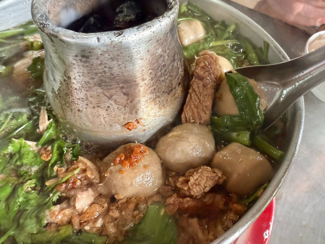 wongnai's tweet photo. "เกาเหลาเนื้อที่หนึ่งในใจตลอดกาล มันอร่อยมาก โดยเฉพาะเกาเหลาเนื้อแบบเป็นหม้อไฟ กินกับข้าวสวยซักถ้วย คือฟินมาก น้ำซุปรสชาติเข้มข้นกลมกล่อมหอมเครื่องยาจีน รสน้ำซุปไม่มีโดด เครื่องก็อร่อย เนื้อไม่มีเหนียว ปรกติจะสั่งเป็นแบบเกาเหลารวมไม่ใส่เครื่องใน และเบิ้ลลูกชิ้นกับเนื้อเปื่อยอีกหนึ่งจาน ราคาก็โอเค ไม่แรง สามารถจอดรถเสียตังค์ในซอย เลยร้านไปนิดนึง"
.
ขอบคุณรีวิวจากคุณ Yee_FullandFun
.
#wongnai #ร้านอร่อย