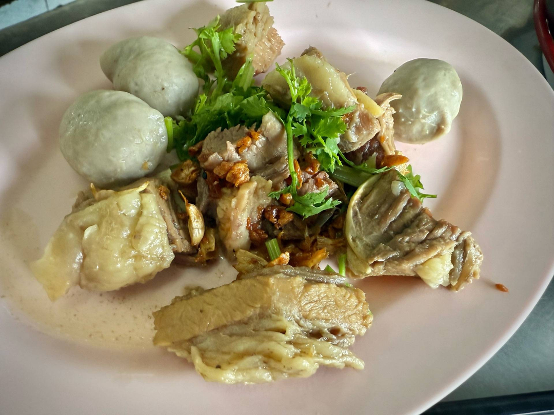 wongnai's tweet photo. "เกาเหลาเนื้อที่หนึ่งในใจตลอดกาล มันอร่อยมาก โดยเฉพาะเกาเหลาเนื้อแบบเป็นหม้อไฟ กินกับข้าวสวยซักถ้วย คือฟินมาก น้ำซุปรสชาติเข้มข้นกลมกล่อมหอมเครื่องยาจีน รสน้ำซุปไม่มีโดด เครื่องก็อร่อย เนื้อไม่มีเหนียว ปรกติจะสั่งเป็นแบบเกาเหลารวมไม่ใส่เครื่องใน และเบิ้ลลูกชิ้นกับเนื้อเปื่อยอีกหนึ่งจาน ราคาก็โอเค ไม่แรง สามารถจอดรถเสียตังค์ในซอย เลยร้านไปนิดนึง"
.
ขอบคุณรีวิวจากคุณ Yee_FullandFun
.
#wongnai #ร้านอร่อย