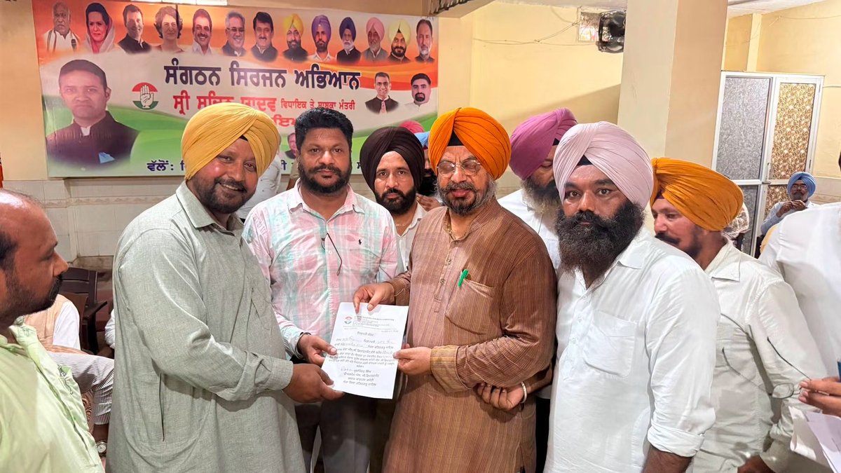 kuljitnagra1's tweet photo. जिला फतेहगढ़ साहिब में एस.सी. विंग की महत्वपूर्ण बैठक के दौरान नव-नियुक्त पदाधिकारियों को नियुक्ति पत्र वितरित किए।

सभी साथियों से आह्वान किया कि वे पार्टी को बूथ स्तर तक मज़बूत करें और जनता के हकों की लड़ाई पूरी मजबूती से लड़ें।

बरनाला में सफाई कर्मचारियों पर पुलिस कार्रवाई और महिला कर्मियों के साथ कथित दुर्व्यवहार की कड़ी निंदा करता हूँ।

कांग्रेस हमेशा दलित, मज़दूर और कमजोर वर्गों के सम्मान व अधिकारों की रक्षा के लिए प्रतिबद्ध रही है।

@INCPunjab 
@INCSCDept 
@AdvRajendraPal 
@RajaBrar_INC 
@DrAmarSinghINC 
@bhupeshbaghel 
@SRamgah98395 
@Partap_Sbajwa 
@SurajThakurINC 
@Dalvi_INC 
@l_kawre 
@RahulGandhi 
@INCIndia