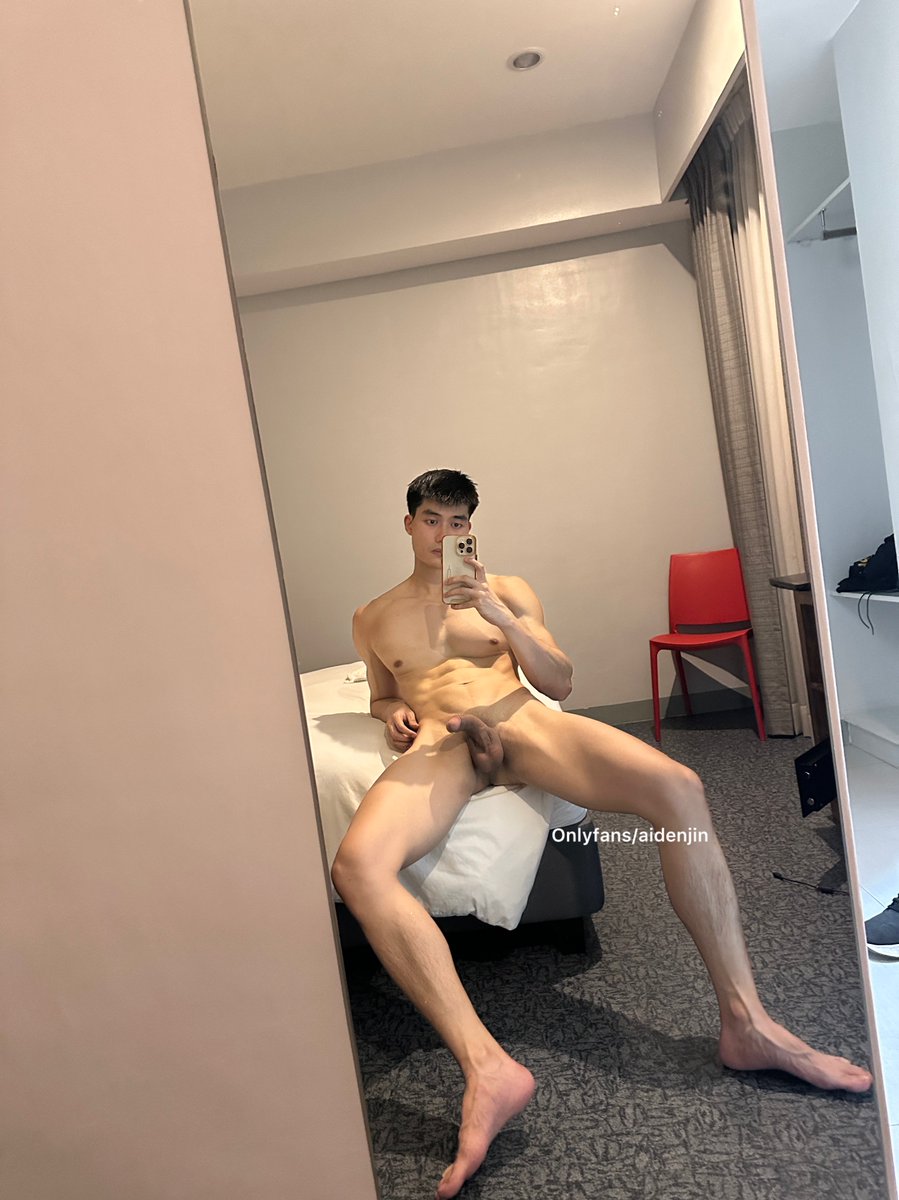 aidenngwc's tweet photo. sit on me https://t.co/MIysf28LUa