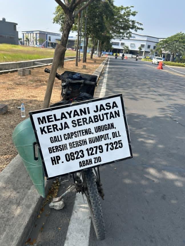 Charismaylnd's tweet photo. 🥺🥺🥺wargaaa bekasiii yukk bantu abah zio iniii kalo butuh jasa serabutan bisaa hub langsung abah zio di contact yg tertera yaaa walaupun sudah sangat renta tapi beliau gak minta2🙏🏻🥺 aku ketemu pas lagi di jalan arah pulang kebetulan dia lagi duduk2 di cluster tempat aku tinggal di grand duta city bekasi kebetulan aku bawa makanan aku kasih ke beliau matanya berkaca2 bilang alhamdulillah 😭 dia bilang buu kalo ada butuh jasa bisa panggil saya ya bu🥺🙏🏻
cc: elizabeh_miga
