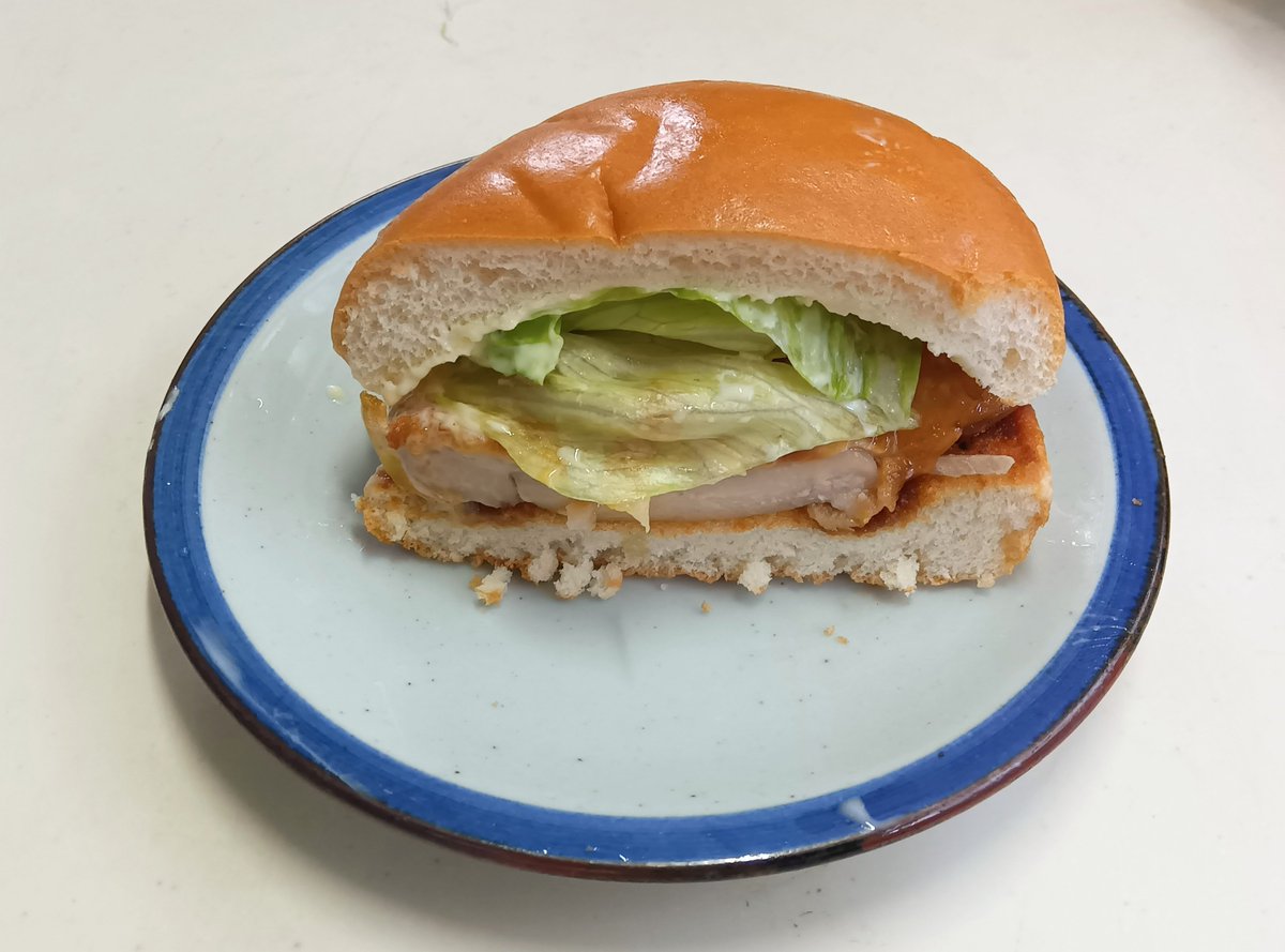 tojolin2027's tweet photo. モスバーガー
テリヤキチキンバーガー

甘辛い味付けの鶏もも肉にレタスとマヨを挟んだバーガー
何と言ったってこの甘辛いチキンのジューシー感がとても美味し
レタスもちゃんとシャキシャキしてるのはさすがモスと言ったところ
バンズは結構ふわふわめ
これで303kcalとヘルシーでさらに良し👏 https://t.co/mC5lJNoFky