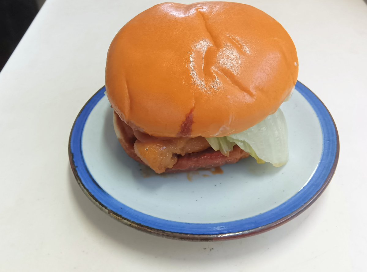tojolin2027's tweet photo. モスバーガー
テリヤキチキンバーガー

甘辛い味付けの鶏もも肉にレタスとマヨを挟んだバーガー
何と言ったってこの甘辛いチキンのジューシー感がとても美味し
レタスもちゃんとシャキシャキしてるのはさすがモスと言ったところ
バンズは結構ふわふわめ
これで303kcalとヘルシーでさらに良し👏 https://t.co/mC5lJNoFky