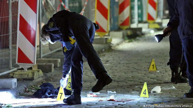 fratotolo2's tweet photo. Quello al pride di Berlino non è stato l'unico attentato terrorista di matrice islamista contro la comunità Lgbt in Europa.

👉 La notte precedente al pride del 2025, Zaniar Matapour aprì il fuoco contro un noto locale arcobaleno del centro di Oslo.
Il bilancio fu di 2 morti e oltre 20 feriti. 

👉 A Dresda (Germania), il 4 ottobre del 2020, Abdullah Al Haj Hasan accoltellò una coppia gay in centro perché voleva uccidere gli infedeli. 
Uno dei due uomini morì, mentre l'altro sopravvisse, nonostante le gravi ferite.