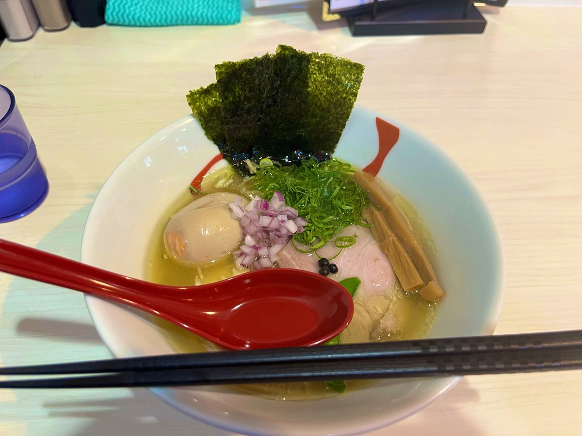 metal_F_apple's tweet photo. #飯テロ #ラーメン
遅めの昼メシ٩( ᐛ )و

関内駅から5分ほどのところにあるお店

特製塩ラーメン
鶏だしベースに貝や昆布の凝縮した
旨みたっぷりの塩ラーメン

トリュフオイルが乗っており
香りも高く上品で絶品なラーメンでした。
流石100名店

麺や魁星
神奈川県横浜市中区吉田町３−１１ https://t.co/wGaMLPYQyv