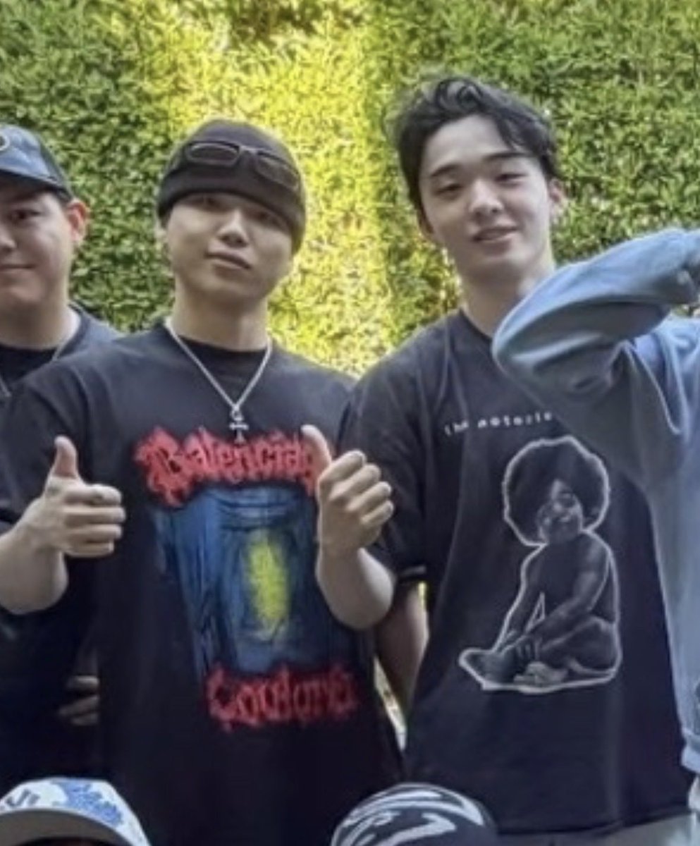 bfshu96's tweet photo. 素敵な写真✨️
隣で同じポーズで可愛いね🧢🐉 https://t.co/ADn4qBsfHc