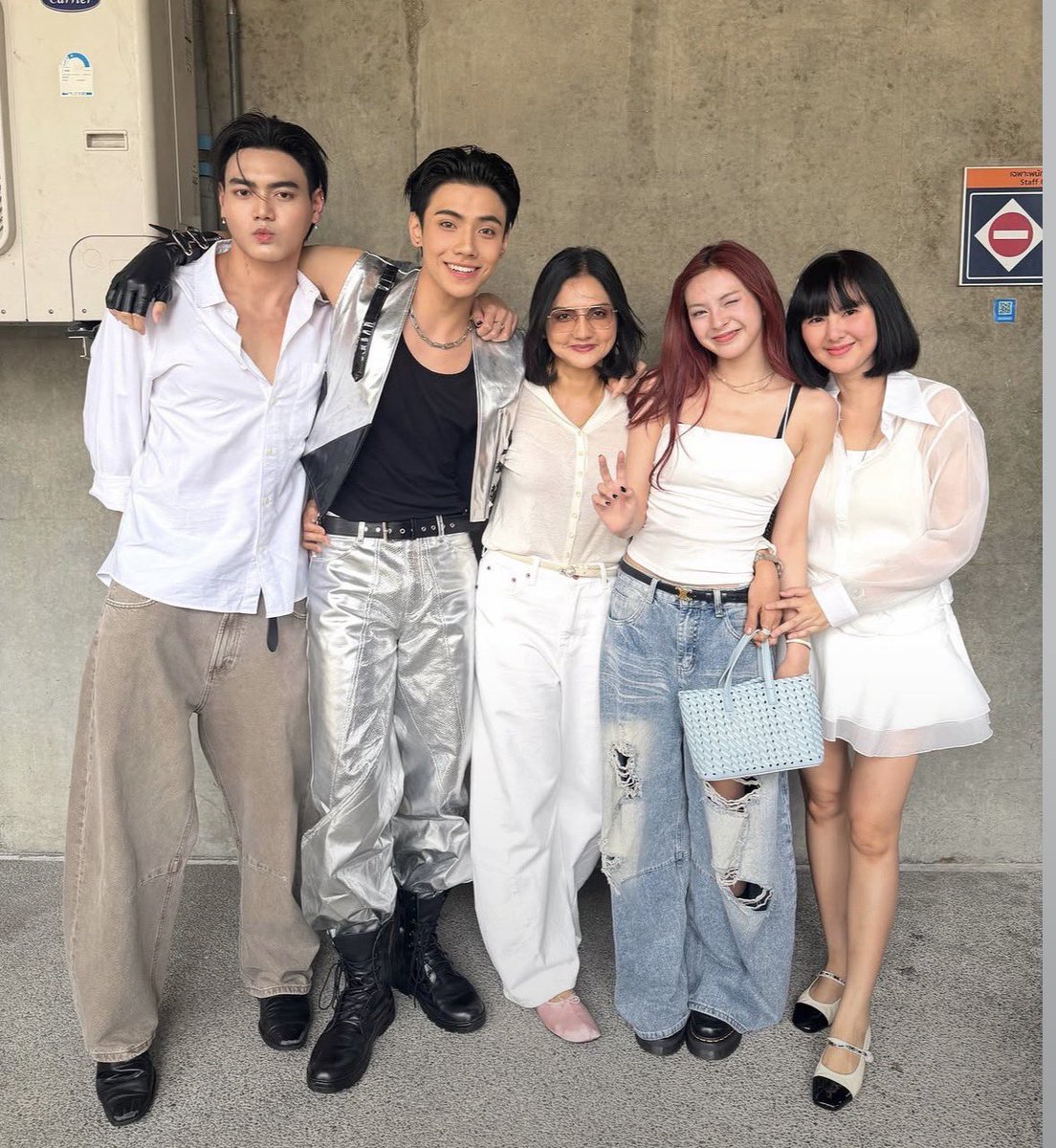 Abigail_lgba's tweet photo. It seems like Peemwasu’s family posts about Canny more often than Copper. I wonder why Copper is rarely mentioned in their posts, even though Peem and Copper are very close. #peemwasu #chiquita #copper https://t.co/aKvavZ3wUA