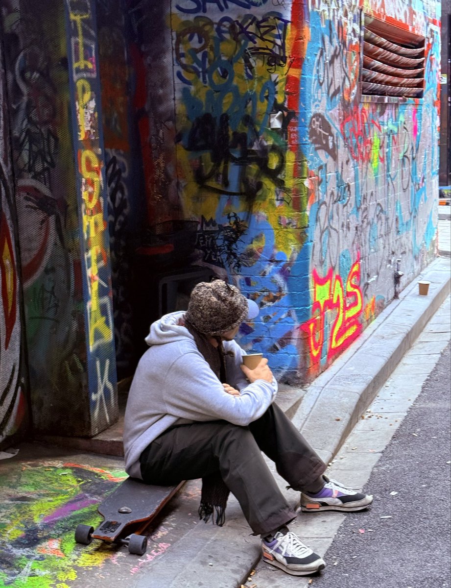 MattHope4's tweet photo. Moment in Time - 2:13pm Hosier Lane, Melbourne 📸
A young man takes a break from his skateboarding to enjoy a coffee ☕️
#melbourne #hosierlane #momentintime https://t.co/s8nPXv3sOF