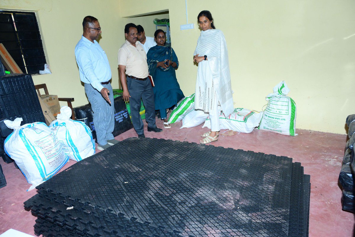 ZP_Mandya's tweet photo. ಜಿ.ಪಂ. CEO ರವರು ಮದ್ದೂರು ತಾಲ್ಲೂಕಿನಲ್ಲಿ NRLM ಯೋಜನೆಯಡಿ ನಿರ್ಮಾಣವಾಗುತ್ತಿರುವ ಅಕ್ಕ ಕೆಫೆ ಕಾಮಗಾರಿ ಹಾಗೂ ಸಂಜೀವಿನಿ ಮಹಿಳಾ ರೈತ ಉತ್ಪಾದಕರ ಕಂಪನಿಯ ಮಾದರಿ ಮನೆಗೆ ಭೇಟಿ ನೀಡಿ, ಮಹಿಳಾ ಉದ್ಯಮಶೀಲತೆ, ಮೌಲ್ಯವರ್ಧಿತ ಕೃಷಿ ಉತ್ಪನ್ನಗಳು ಹಾಗೂ ಮಾರುಕಟ್ಟೆ ಸಂಪರ್ಕ ಕುರಿತು ಪರಿಶೀಲನೆ ನಡೆಸಿದರು.
#RDPR #Akkacafe #Ceoinspection https://t.co/MBZRmoTNOF