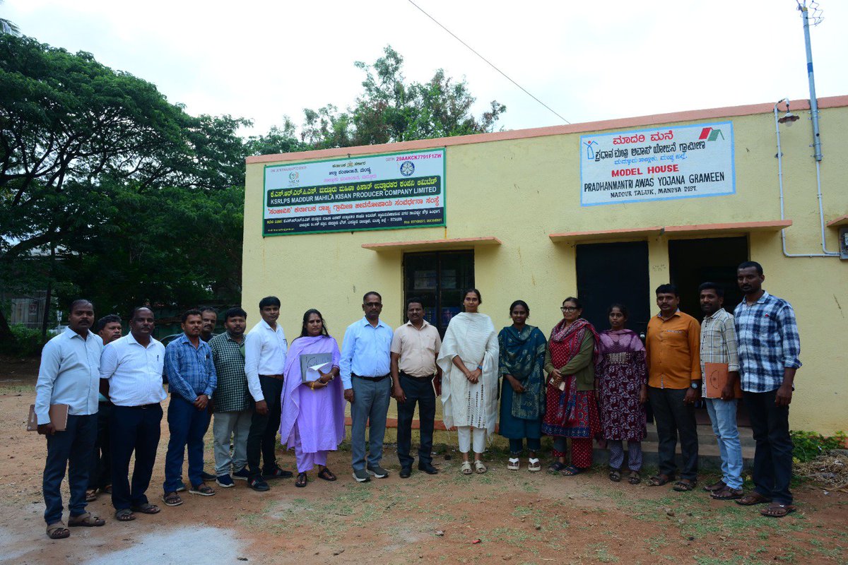 ZP_Mandya's tweet photo. ಜಿ.ಪಂ. CEO ರವರು ಮದ್ದೂರು ತಾಲ್ಲೂಕಿನಲ್ಲಿ NRLM ಯೋಜನೆಯಡಿ ನಿರ್ಮಾಣವಾಗುತ್ತಿರುವ ಅಕ್ಕ ಕೆಫೆ ಕಾಮಗಾರಿ ಹಾಗೂ ಸಂಜೀವಿನಿ ಮಹಿಳಾ ರೈತ ಉತ್ಪಾದಕರ ಕಂಪನಿಯ ಮಾದರಿ ಮನೆಗೆ ಭೇಟಿ ನೀಡಿ, ಮಹಿಳಾ ಉದ್ಯಮಶೀಲತೆ, ಮೌಲ್ಯವರ್ಧಿತ ಕೃಷಿ ಉತ್ಪನ್ನಗಳು ಹಾಗೂ ಮಾರುಕಟ್ಟೆ ಸಂಪರ್ಕ ಕುರಿತು ಪರಿಶೀಲನೆ ನಡೆಸಿದರು.
#RDPR #Akkacafe #Ceoinspection https://t.co/MBZRmoTNOF