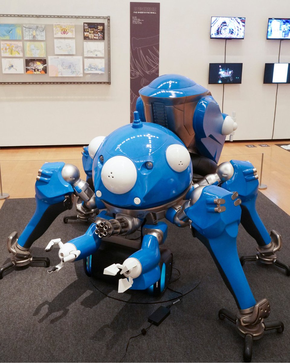 Gats_exhibition's tweet photo. ◤◢◤ 攻殻機動隊展 Ghost and the Shell ◢◤◢
対話型AIコンテンツ「タチコマAI」が登場！
@thegitsofficial

展示会場内に設置された実物大タチコマ（「攻殻機動隊 SAC_2045」版）の模型に、生成AIによる音声対話システムを組み合わせた体験型コンテンツ。
作品の世界観に浸りながらタチコマとの会話を楽しめます。

「タチコマAI」は、KDDIが開発し、Google Cloudの協力のもと、大規模言語モデル（LLM）「Google Gemini」を採用しています。音声は、タチコマ役の玉川砂記子氏による収録音声をもとに、最新の音声生成技術によって再現。

実施日：8月20日（木）、8月21日（金）

🌏————————————————🌏

📅2026年7月17日（金）～8月30日（日）
📍兵庫県立美術館ギャラリー棟 3階 ギャラリー
🔗 公式サイト：https://t.co/R5JTQNwyxE
🔗チケット購入はこちら
https://t.co/Xm421pkuGi

#攻殻機動隊 #攻殻機動隊展 #GhostandtheShell
