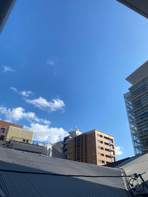 lhbabebe's tweet photo. 今日の独り言【vol.3068】

２週間ぶりの休みです

正直、心身共に、か・な・り・しんどい

取り敢えず二度寝しますが

カラオケ行こうかなぁ？

かき氷も食べたいなぁ？

見ようと思ってた映画見ようかなぁ？

ん？

時間足りねぇ？

二度寝してる場合じゃないじゃん！

#福岡 #今日の独り言 https://t.co/TMrRjyajYP